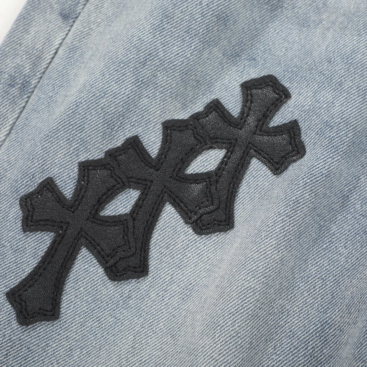 P280 Chrome Heart ｜Chrome Heart CH Heavy Industry Horsehair Spliced Flared Leather Jeans- 7*7 tannin 13.5 ammonia blue cow fabric, spliced with different colors of distressed denim, complete set of denim washing processes such as stone grinding, desizing, malaysian, hand rubbing, hanging grinding, fermentation washing, full spray, cat suede, etc. The genuine leather cross is made of natural horse hair and first-layer sheepskin. Because of the natural color of horse hair, different parts of the fur have different shades, and each pair is different, which is different from the imitation leather on the market. Each pair is the same; because the trousers are custom-made cross genuine leather trousers, they need to be disassembled many times, which is troublesome to sew and the shipment is very slow. Color: Spliced blue Size: 28 30 32 34 36
